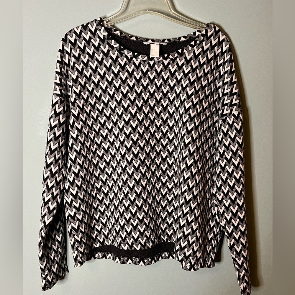 H&M Black and White Zigzag Long Sleeve Top